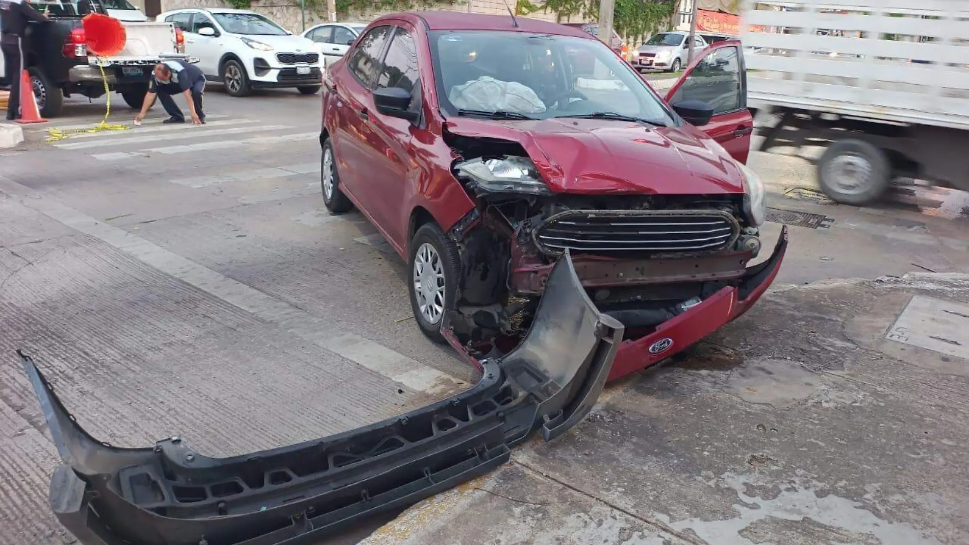 Choque en avenida Faja de Oro y Francita deja camioneta volcada y daños materiales